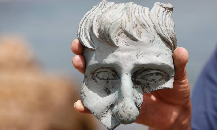Máscara humana encontrada pelos mergulhadores (Foto: Reuters)