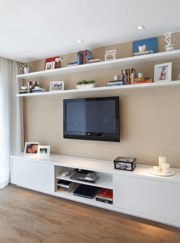 Apartamento com móveis claros e confortáveis (Foto: Denílson Machado, MCA Estúdio / Divulgação)