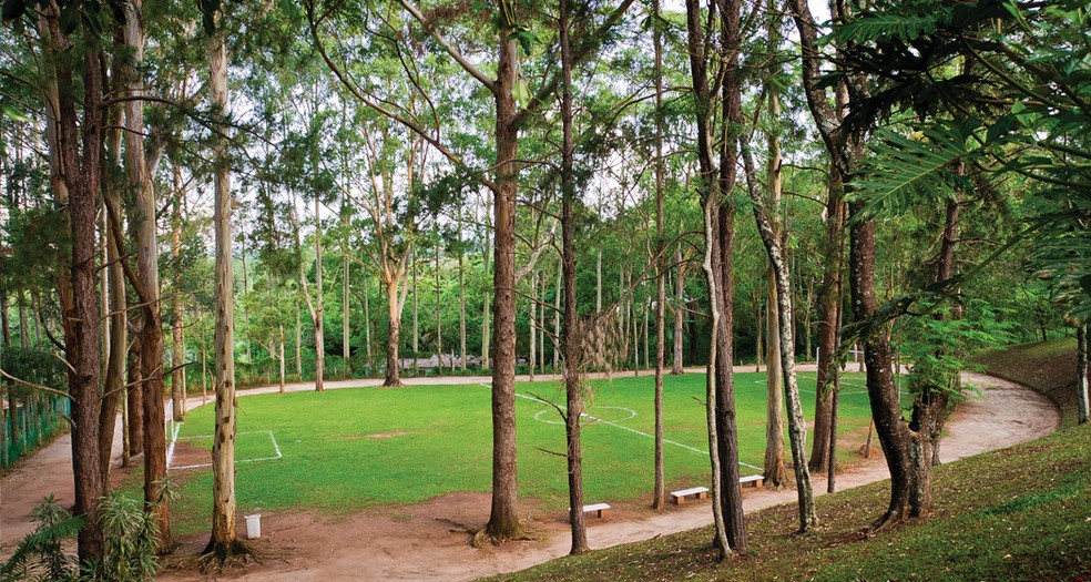 Área com campo de futebol e muita natureza no Eldorado Atibaia — Foto: Eldorado Atibaia/ Divulgação