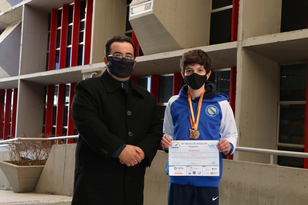 Erán Martínes Ramos e o professor Amauri José da Luz Pereira. — Foto: Divulgação/SEED