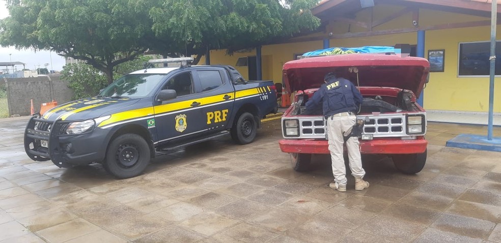 A polícia encontrou o registro de que o veículo havia sido roubado no dia 28 de janeiro deste ano.  — Foto: Polícia Rodoviária Federal (PRF)