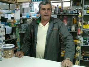 Comerciante Almir Sebastião precisou recorrer ao fiado (Foto: Cláudio Nascimento/ TV TEM)