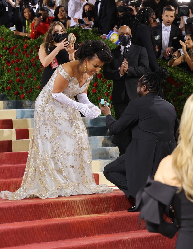  Bobby Digi Olisa pede Laurie Cumbo em casamento no red carpet do Met Gala 2022 (Foto: Getty Images)