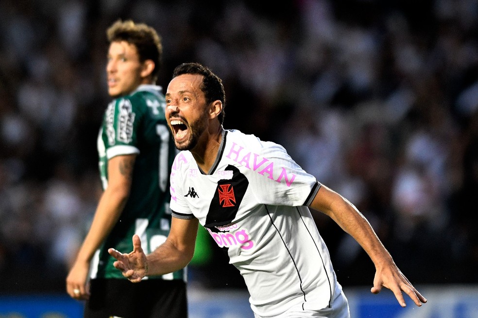 Nen� comemora gol do Vasco contra o Coritiba � Foto: Alexandre Dur�o
