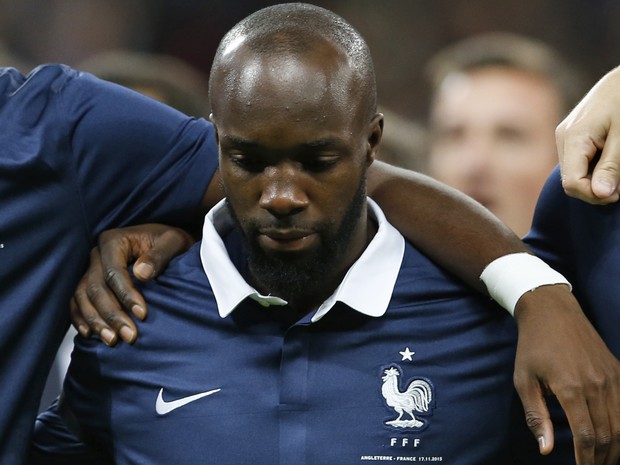 O jogador da seleção francesa Lassana Diarra, que perdeu uma prima nos atentados de Paris, se emociona antes do início do amistoso entre Inglaterra e França, no estádio de Wembley, em Londres, na terça (17) (Foto: Action Images via Reuters/John Sibley)