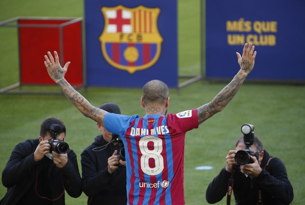 Daniel Alves veste a camisa 8 do Barcelona durante apresentação — Foto: REUTERS