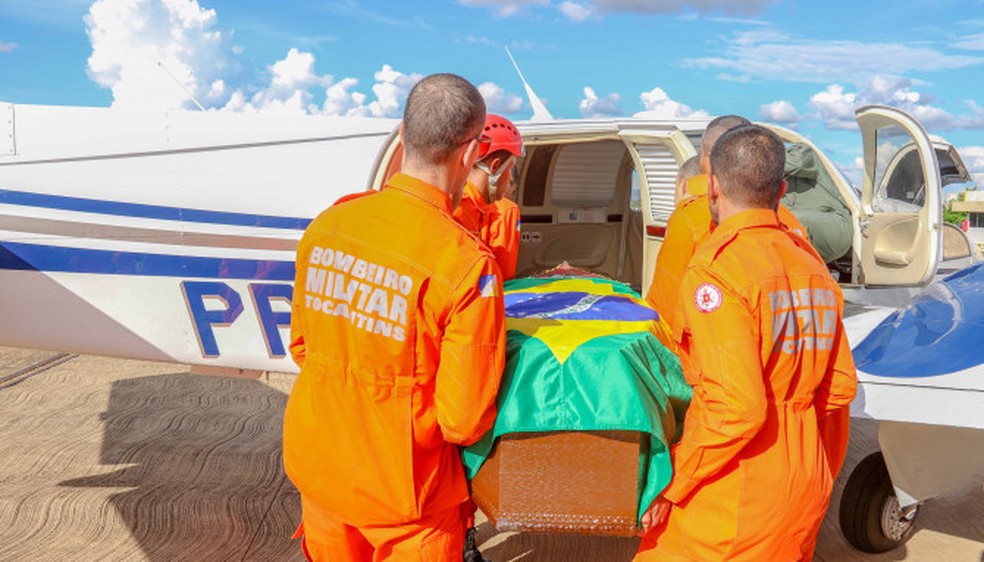 Corpo de aluno soldado foi levado de aeronave para o Maranhão — Foto: Divulgação/Corpo de Bombeiros