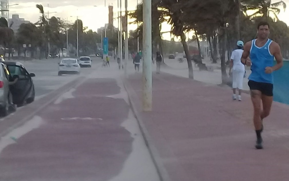 Areia tomou calçadão da orla de Salvador nesta quarta-feira (7) — Foto: Cid Vaz/TV Bahia