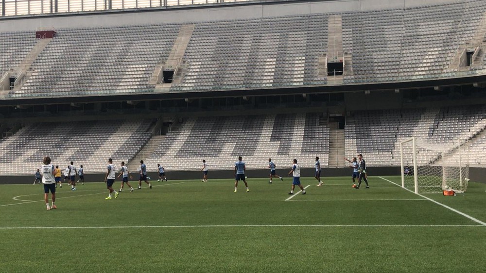 Renato faz treino em palco do jogo e deve ter Galhardo na lateral