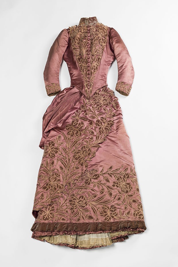 A day gown by Maison Soinard, c.1887, in silk satin with velvet appliqué CREDIT © Julien Vidal/Galliera/Roger-Viollet 5. A garden-party gown by Charles Frederick Worth, 1894, in silk-crêpe mousse line and silk taffeta embossed with orchids (Foto: © Julien Vidal/Galliera/Roger-Viollet)
