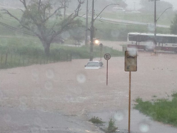 Carro ficou embaixo d´água durante chuva em Jaú (Foto: Vinícius Lopes/Arquivo Pessoal)