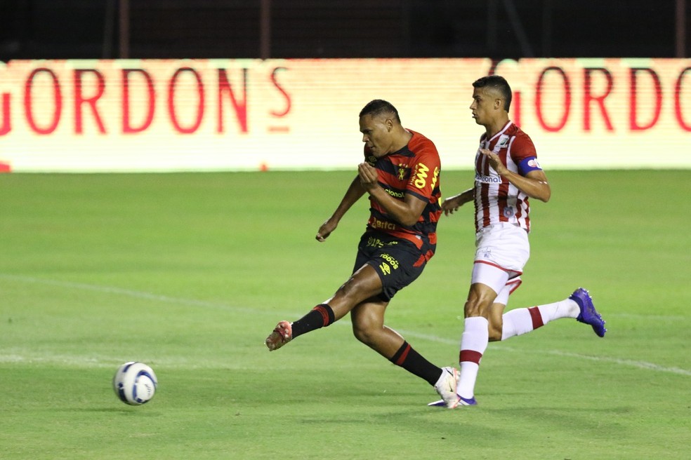 Mikael, atacante do Sport, em lance no jogo contra o Náutico pela Copa do Nordeste — Foto: Marlon Costa/Pernambuco Press