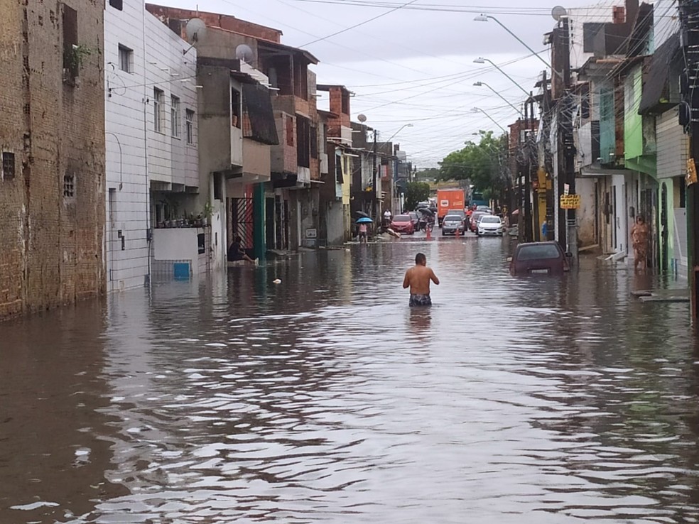 Fortaleza com várias ruas alagadas durante forte chuva.  — Foto: Fabiane de Paula/SVM