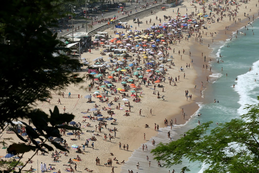 6 de setembro - Movimento de banhistas na Praia do Leblon, Rio de Janeiro — Foto: Wilton Junior/Estadão Conteúdo