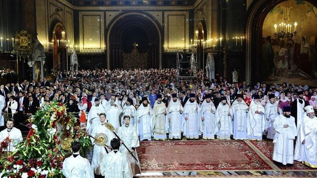Membros e fiéis da Igreja Ortodoxa Russa (Foto: Getty Images)