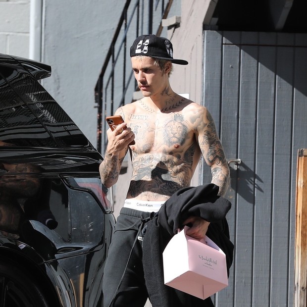 West Hollywood, CA  - Justin Bieber ditches his t-shirt as he leaves the Dance Studio in West Hollywood. JB hops in his Range Rover ready to get on with his Friday.Pictured: Justin BieberBACKGRID USA 31 JANUARY 2020 BYLINE MUST READ: Lastarpix (Foto: Lastarpix / BACKGRID)