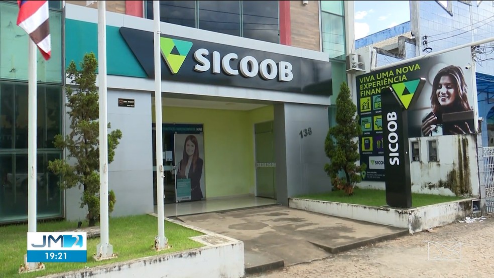 Banco Sicoob foi alvo dos assaltantes em Santa Inês — Foto: Reprodução/TV Mirante