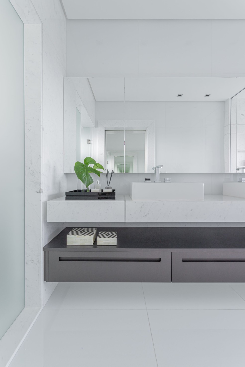 Na mesma sala de banho, a arquiteta Patrícia Penna também escolheu o mármore branco para o revestimento da bancada dupla — Foto: Leandro Moraes