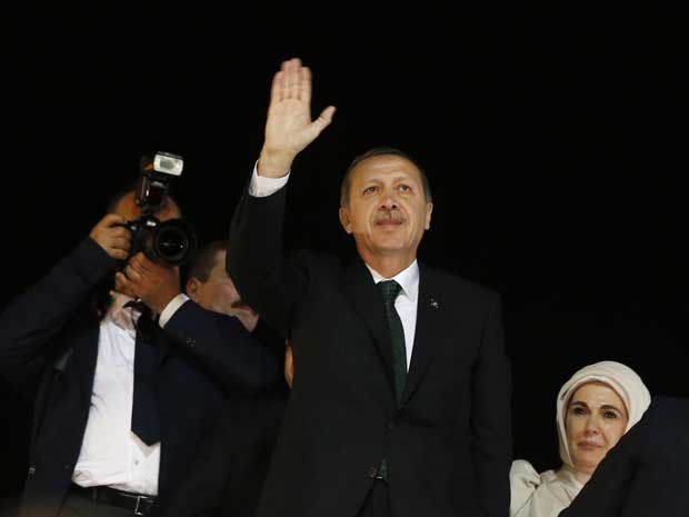 Primeiro-ministro Tayyip Erdogan chega à Turquia no início da noite de sexta-feira (7) (Foto: Osman Orsal/ Reuters) Primeiro-ministro Tayyip Erdogan chega à Turquia no início da noite de sexta-feira (7) (Foto: Osman Orsal/ Reuters)