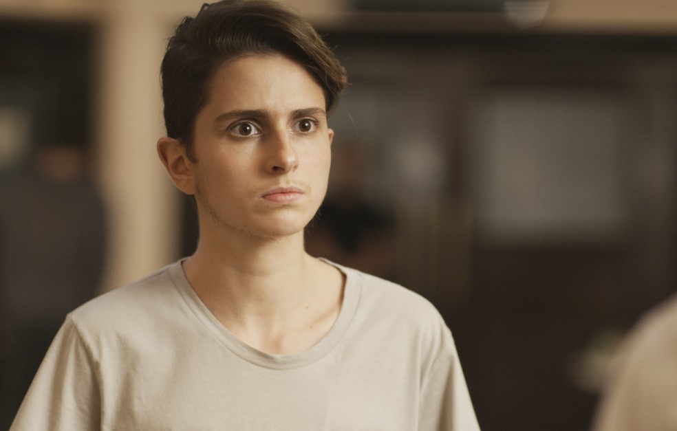 “Cada vez que a gente tenta falar a gente se afasta mais... É melhor não...” (Foto: TV Globo)