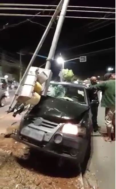 Motorista com sinais de embriaguez atropela catador de recicláveis e derruba semáforo em Indaiatuba