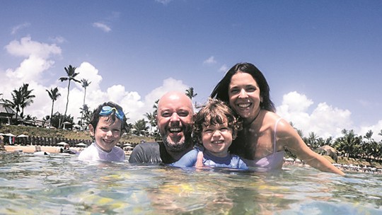 Alex Escobar curte férias com a família no Nordeste 