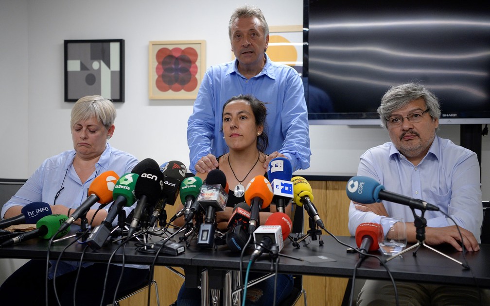 Os sobreviventes dos atentados terroristas da Catalunha Núria Figueras (esquerda), Rubén Guiñazu (esquerda) e Ana Cortés (centro) e o sobrevivente e conselheiro da Unidade de Atenção e Avaliação para Afetados pelo Terrorismo Robert Manrique (de pé) durante entrevista coletiva na quinta-feira (16), véspera do primeiro aniversário do ataque — Foto: Josep Lago/AFP