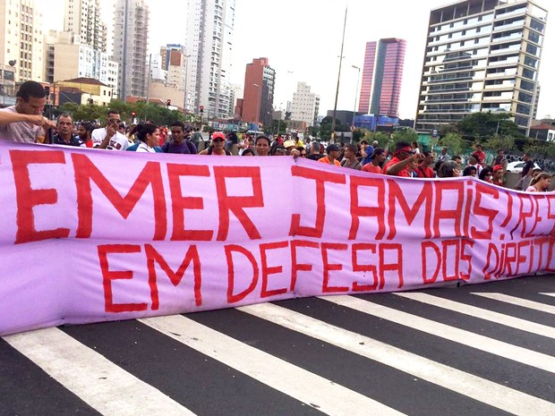 Manifestantes protestam contra o governo Temer no Largo da Batata, em São Paulo (Foto: Gabriela Gonçalves/G1)