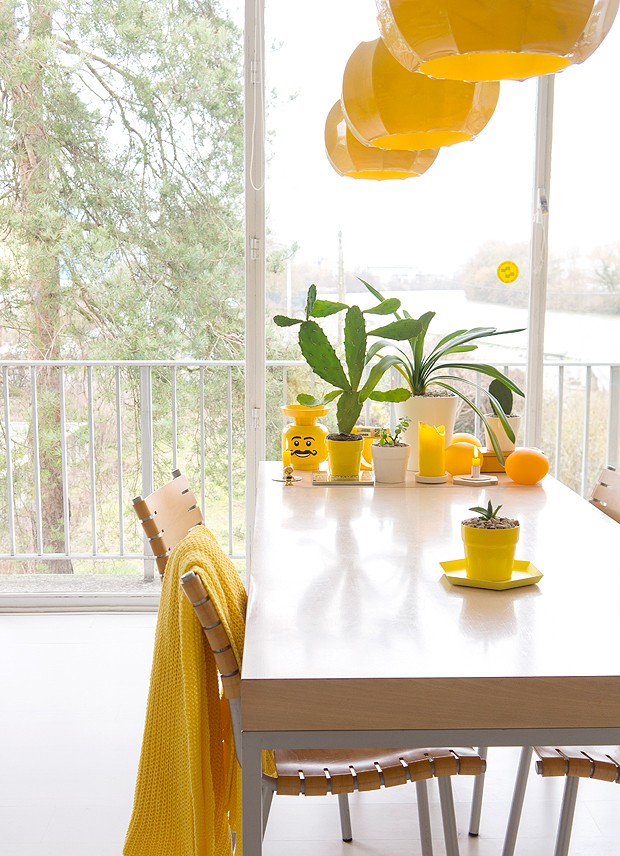 Quase integrada com a área externa graças às grandes janelas, a sala de jantar de Judith é superiluminada. A mistura do verde com a decoração amarela é bem brasileira (Foto: Judith de Graaff | JOELIX.com)