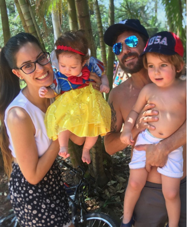 Retrato de família: Hudson e Thayra com os pequenos Davi e Helena (Foto: Reprodução/Instagram)