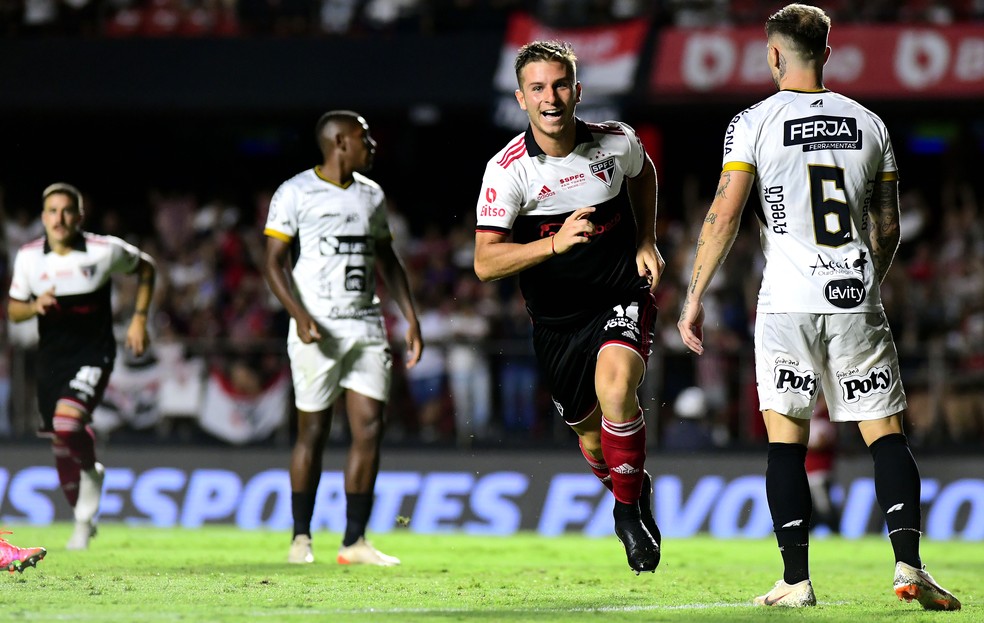 Camisa da sorte? São Paulo segue 100% e goleador com uniforme que lembra time de Telê