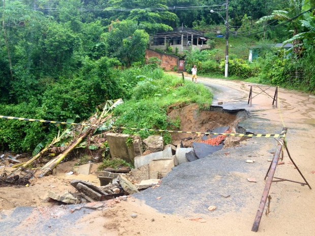 Estrada Velha Carlos Sampaio, em Austin, Nova Iguaçu, ficou destruída após o temporal (Foto: Cristiane Cardoso/G1)