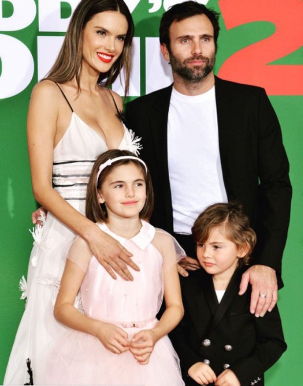 Alessandra Ambrosio com o marido, Jamie Mazur, e os filhos, Anja e Noah (Foto: Getty Images)