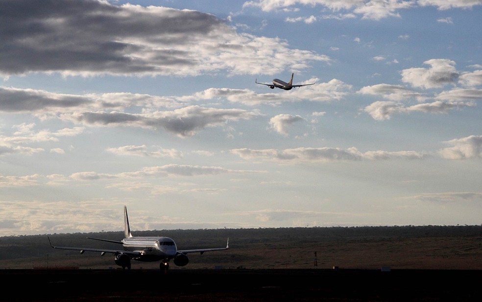 Avião decola na pista do Aeroporto JK, em Brasília, enquanto outra aeronave se prepara para voar — Foto: Vianey Bentes/TV Globo