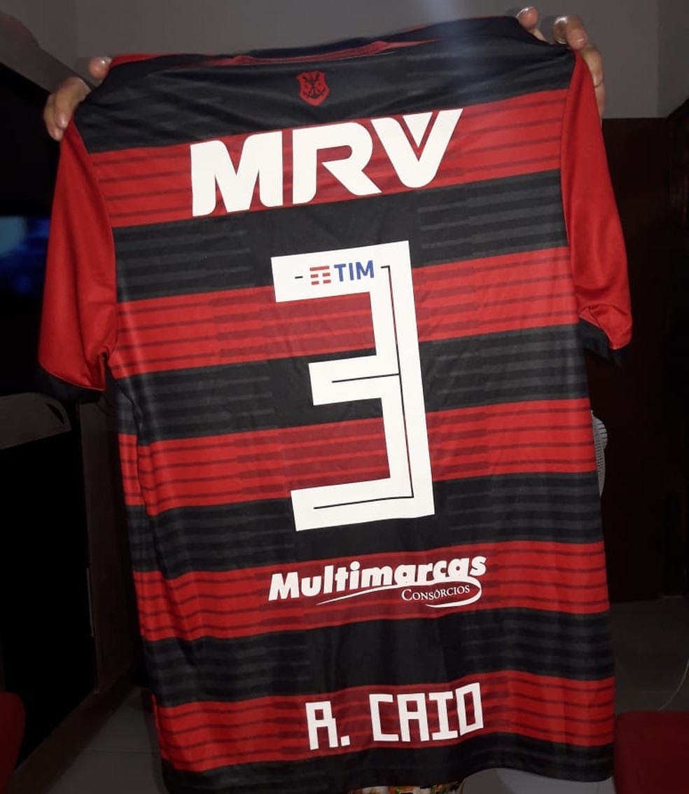 Camisa do Flamengo enviada por Rodrigo Caio para Karina — Foto: Arquivo Pessoal