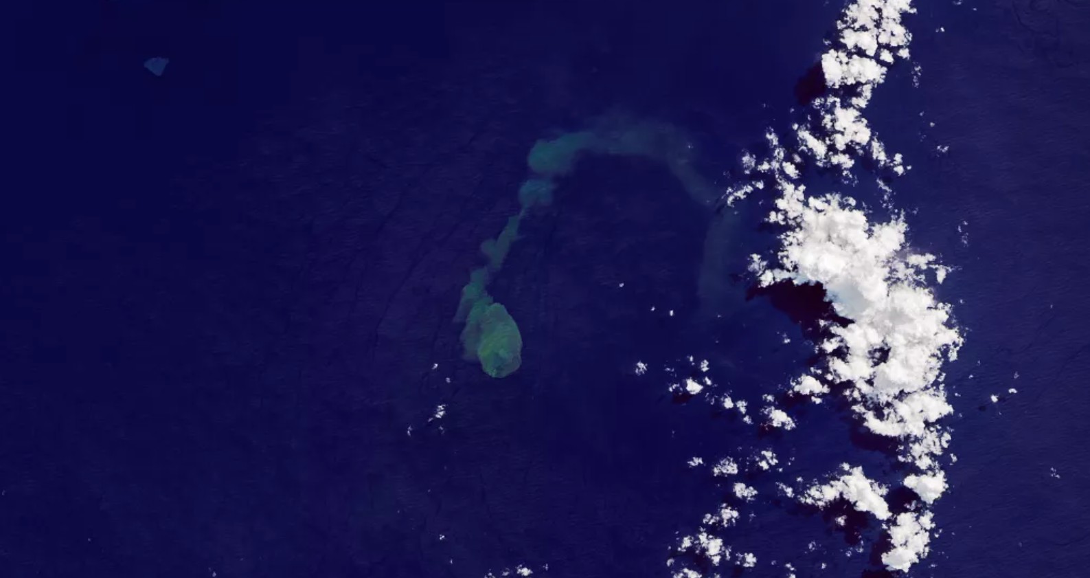 Famoso lar de tubarões, vulcão submarino entra em erupção (Foto: Divulgação/ NASA)