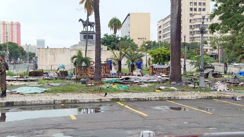Lixo e entulho amontoados após fim do acampamento golpista no Rio de Janeiro — Foto: Reprodução/TV Globo