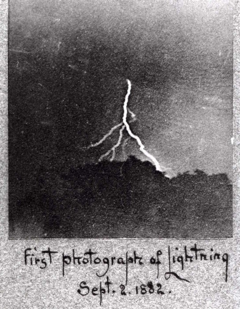 Primeira foto de um raio, tirada por William Nicholson Jennings em 2 de setembro de 1882. (Foto: Via Hiperallergic)