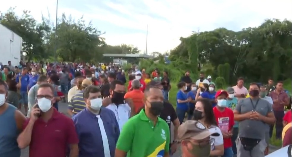 Trabalhadores e permissionários protestam na CIA-Aeroporto, entrada da Ceasa — Foto: Reprodução/TV Bahia