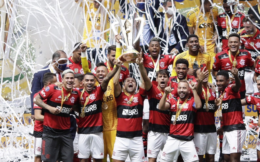 Flamengo levanta a taça da Supercopa 2021 — Foto: REUTERS/Ueslei Marcelino