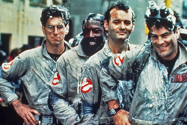 O ator Dan Aykroyd com seus colegas de elenco em Os Caça-Fantasmas (Foto: Reprodução)