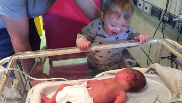Tanto Seth quanto Aron nasceram prematuros; hoje, eles estão bem (Foto: Arquivo pessoal via BBC)