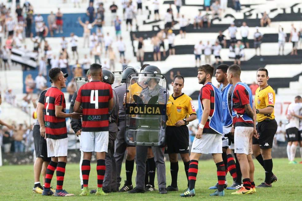 Partida foi marcada pelas confusÃµes â€” Foto: Renato Lopes / Jornal A Cidade