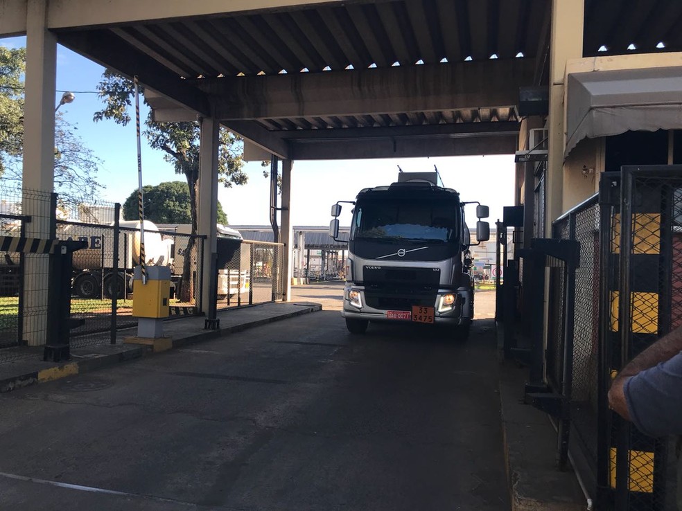 Carreta sai de distribuidora de Campo Grande para postos (Foto: Cl&Atilde;&iexcl;udia Gaigher/TV Morena)