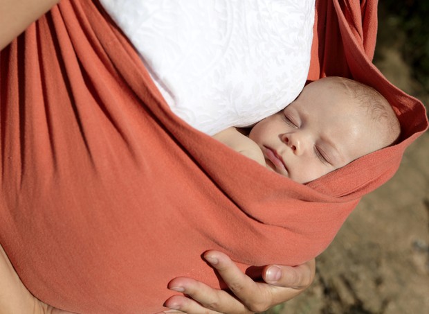 Bebê no sling (Foto: Thinkstock)