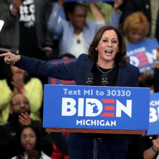DETROIT, MICHIGAN - MARCH 09: Sen. Kamala Harris (D-CA) introduces Democratic presidential candidate former Vice President Joe Biden at a campaign rally at Renaissance High School on March 09, 2020 in Detroit, Michigan. Michigan will hold its primary elec (Foto: Getty Images)