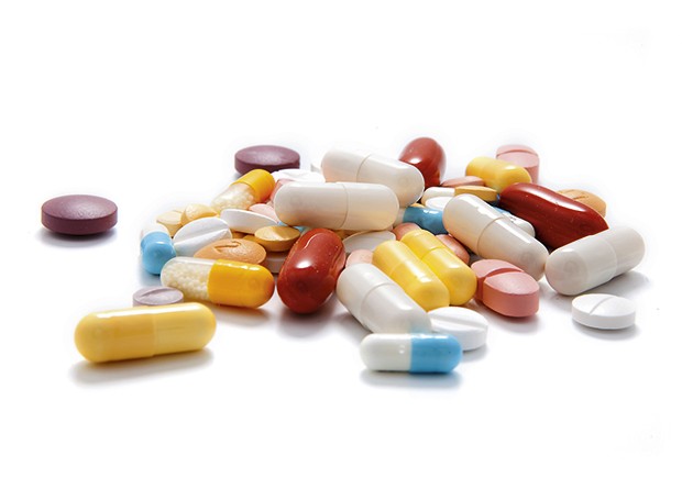A choice of capsules and tablets on white background. (Foto: Getty Images/iStockphoto)