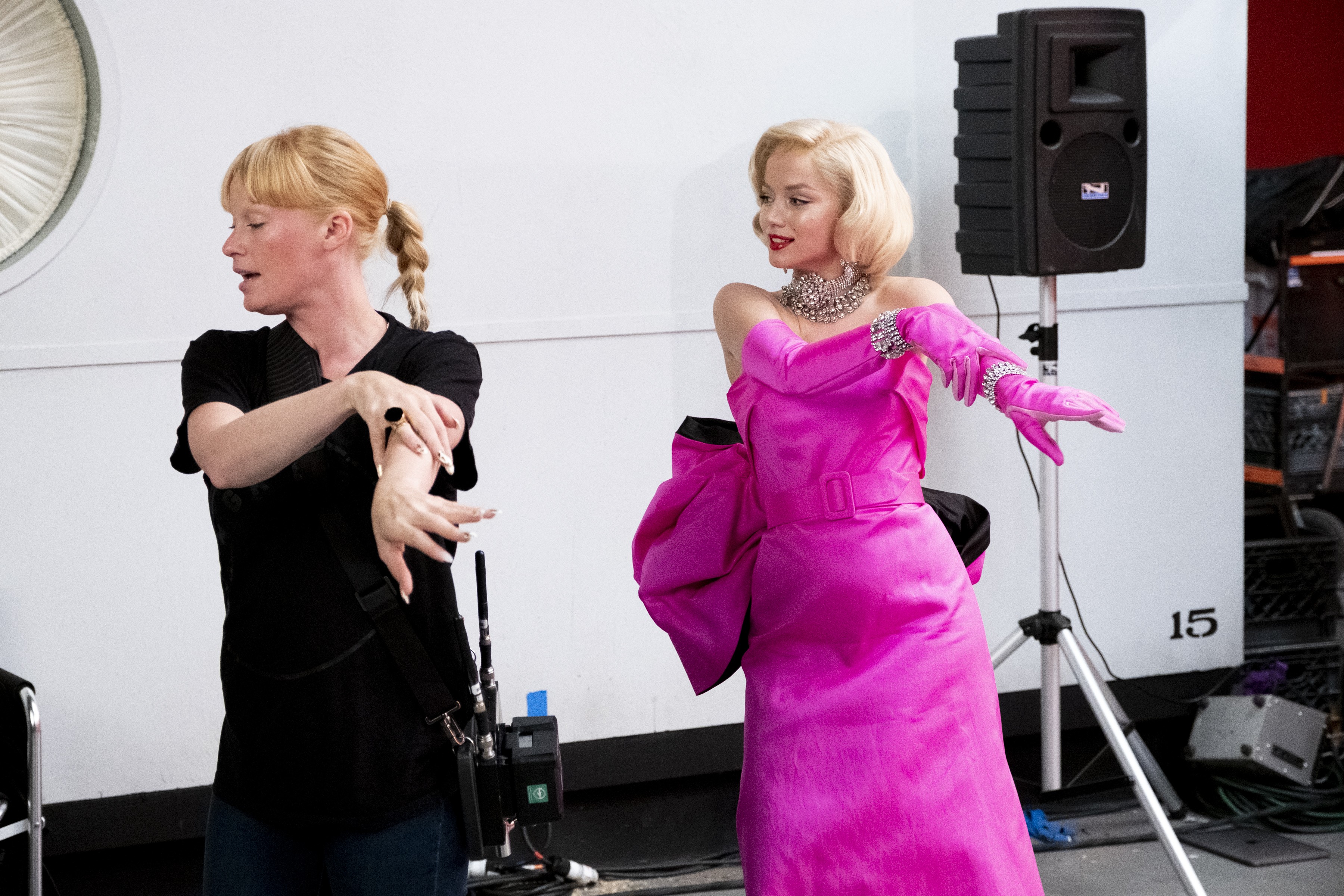A coreógrafa Denna Thomsen e Ana de Armas no set de Blonde   (Foto: Matt Kennedy / Netflix)