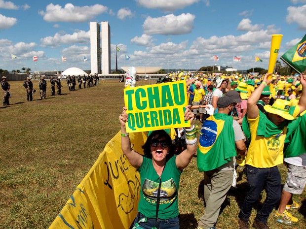 Mulher exibe cartaz com mensagem 'Tchau Querida!' durante manifestação a favor do impeachment na Esplanada dos Ministérios, em Brasília (Foto: Joedson Alves/AP)