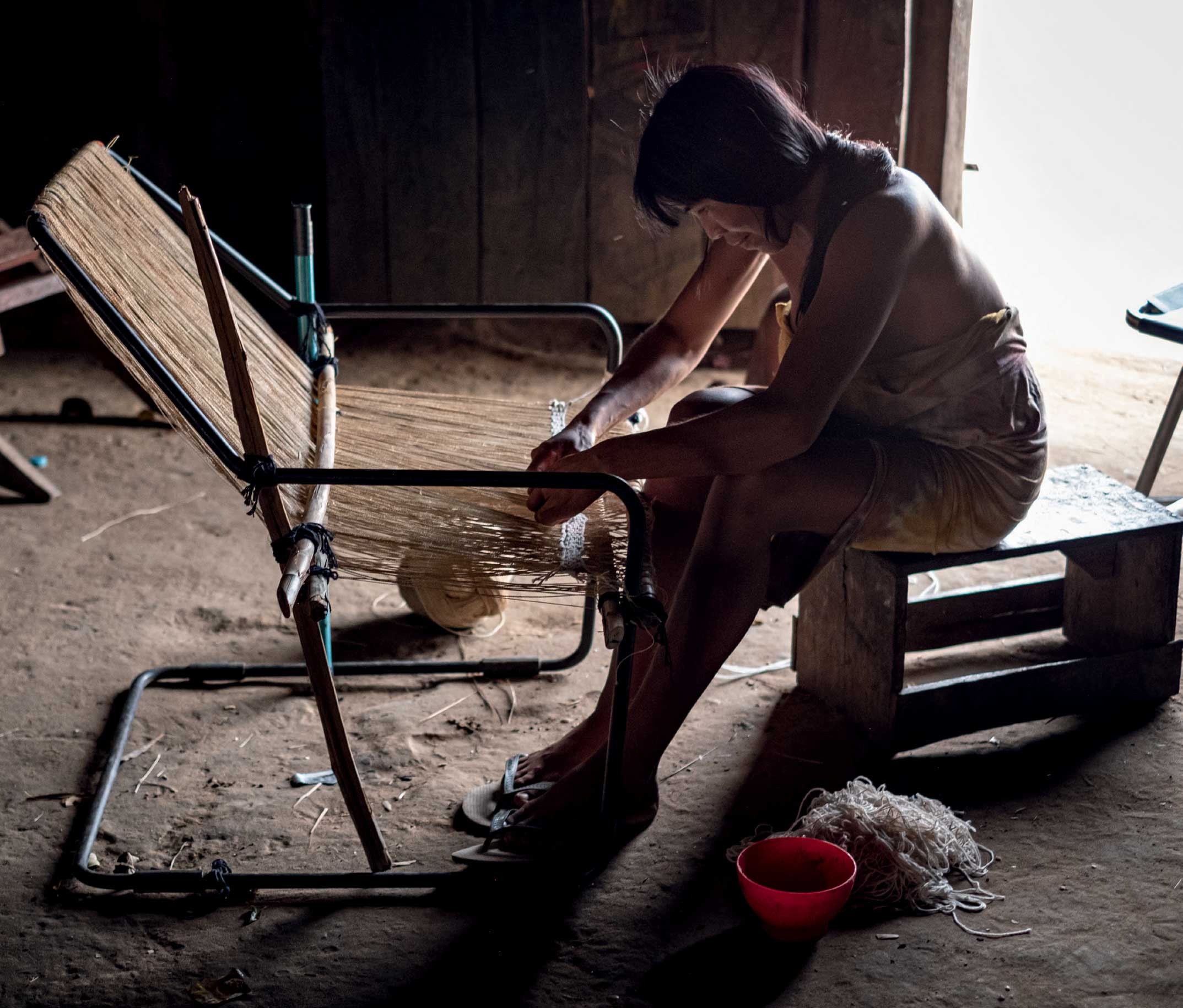 Cadeira Paulistano, de Paulo Mendes da Rocha, ganha nova roupagem com ajuda de indígenas do Xingu (Foto: RUY TEIXEIRA)
